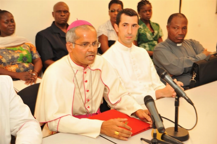 Mme Dominique Ouattara au clergé catholique: 